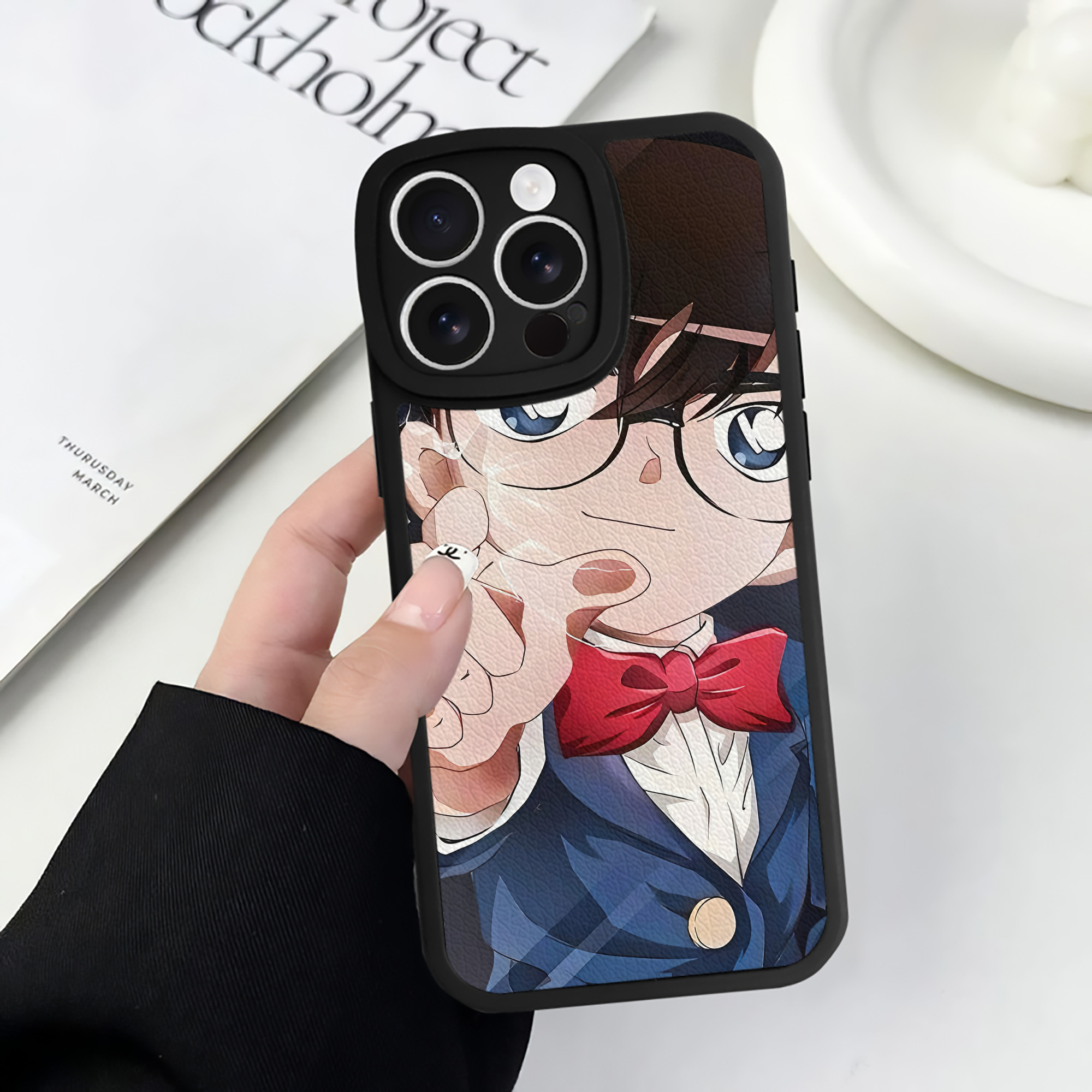 （画像用） 名探偵コナン Detective Conan 【iPhone 16シリーズ対応】シリコンスマホケース（レザー調） 材質：シリコン